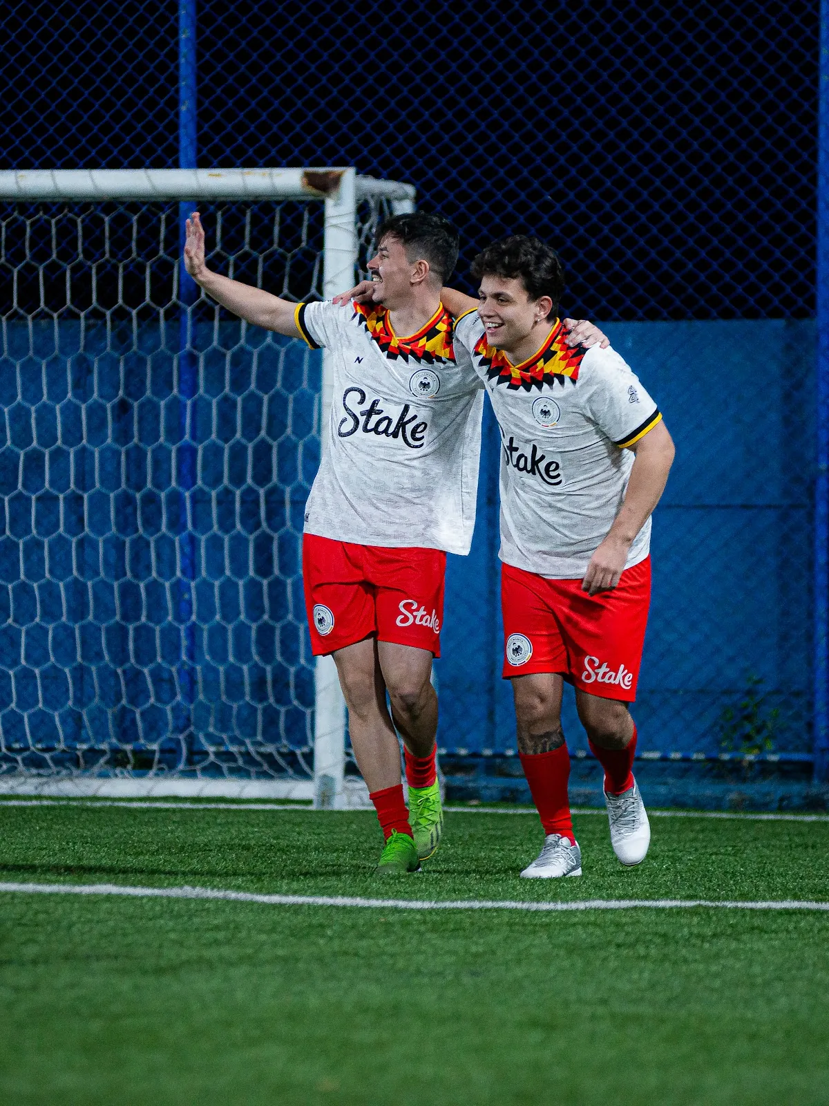 Jogadores comemorando abraçados