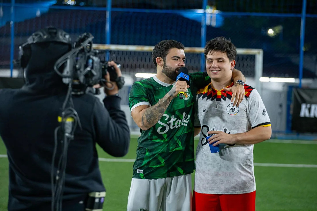 Paulinho anunciando ao vivo no campo