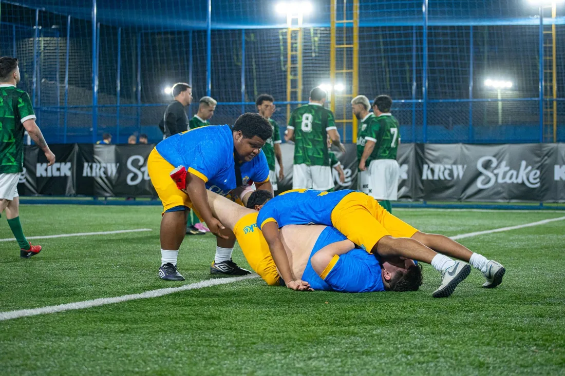 Jogadores disputando bola no chão